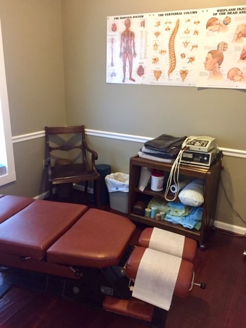 Chiropractic adjustment room with treatment table
